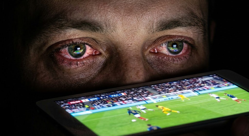 Tác hại của ánh sáng xanh khi xem bóng đá đêm khuya – World Cup 2026